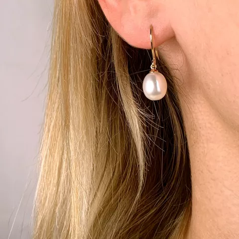 Ovale 8 - 9 mm aaa-graded ferskvandsperle øreringe i 14 karat guld med 