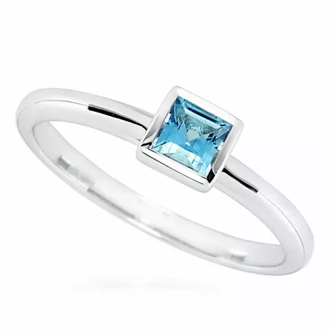 Firkantet struktureret blå zirkon ring i rhodineret sølv