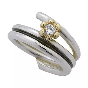 Randers Sølv ring i oxideret sterlingsølv med 14 karat guld hvid zirkon