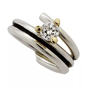 Randers Sølv ring i oxideret sterlingsølv med 14 karat guld hvid zirkon