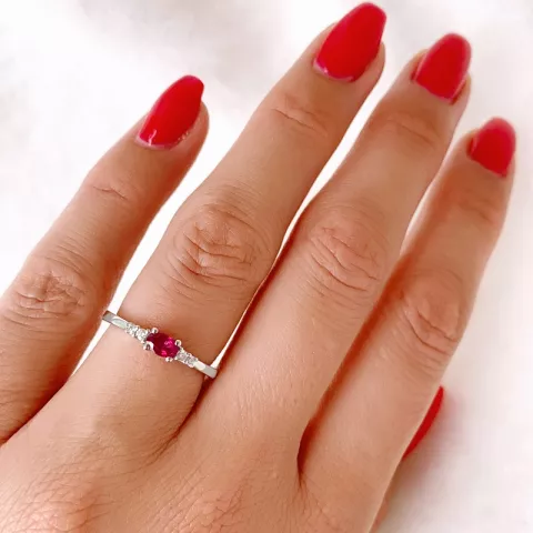 oval rubin diamantring i 14 karat hvidguld 0,35 ct 0,06 ct