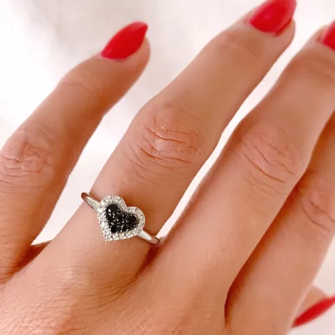 hjerte sort diamant ring i 14 karat hvidguld 0,13 ct 0,09 ct