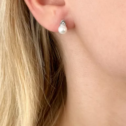 Trekantet perle diamantøreringe i 14 karat hvidguld med diamanter 