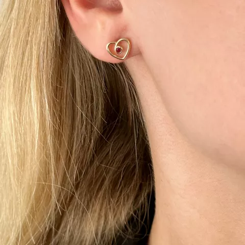 hjerte rubin øreringe i 14 karat guld med rubin 