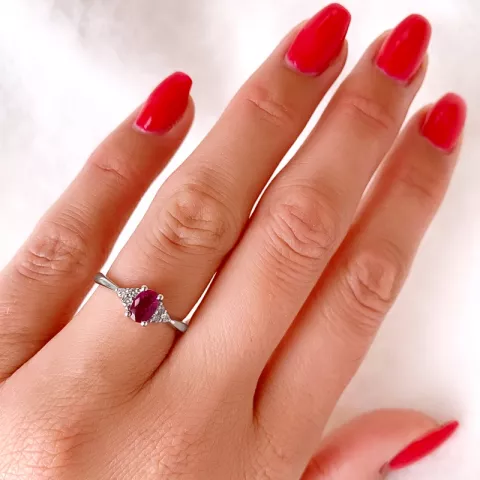 oval rubin diamantring i 14 karat hvidguld 0,63 ct 0,10 ct
