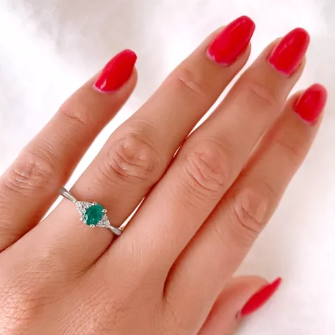 oval smaragd diamantring i 14 karat hvidguld 0,47 ct 0,10 ct