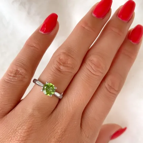 grøn peridot solitairering i 14 karat hvidguld 1,27 ct