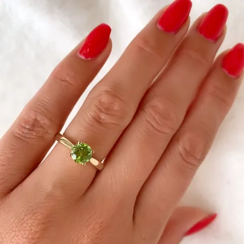 grøn peridot solitairering i 14 karat guld 1,27 ct