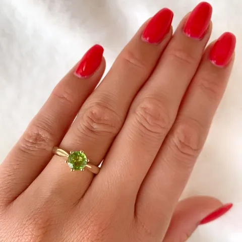 grøn peridot solitairering i 14 karat guld 1,27 ct