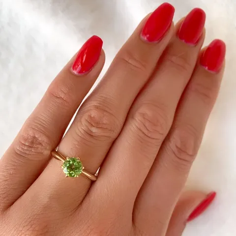 grøn peridot solitairering i 14 karat guld 1,27 ct