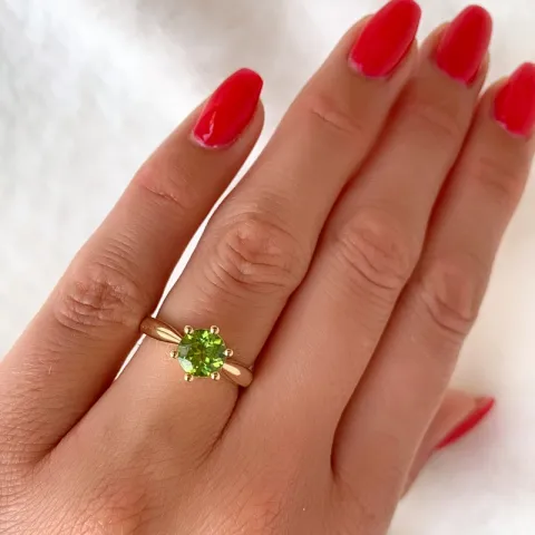 grøn peridot solitairering i 14 karat guld 1,55 ct