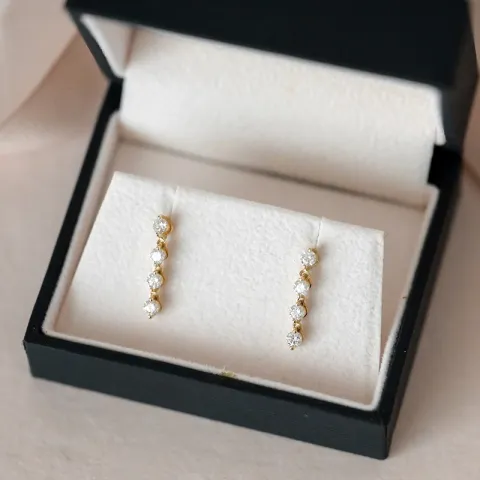 diamant ørestikker i 14 karat guld med diamant