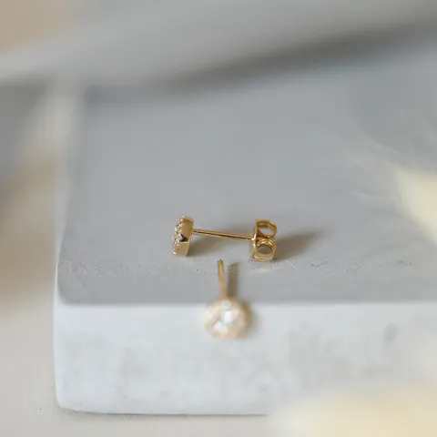 runde diamant ørestikker i 14 karat guld med diamant