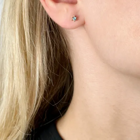 2 x 0,06 ct smaragd solitaireørestikker i 14 karat guld med smaragd 