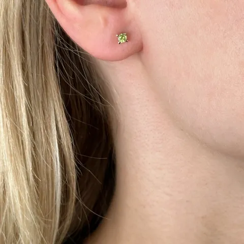 2 x 0,12 ct peridot solitaireørestikker i 14 karat guld med peridot