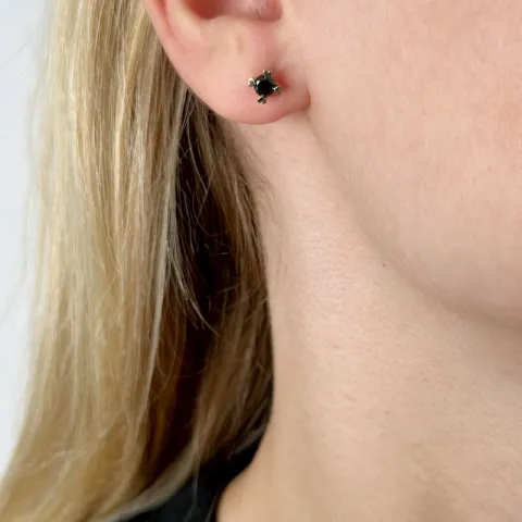 2 x 0,25 ct sorte diamant solitaireørestikker i 14 karat guld med sort diamant