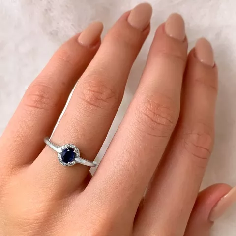 oval safir ring i 14 karat hvidguld