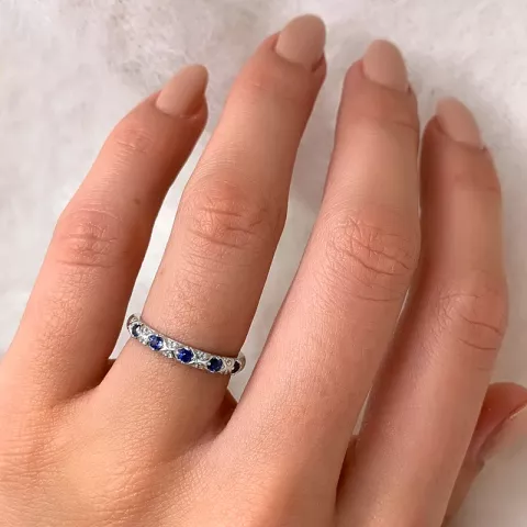 Smal blå safir ring i 14 karat hvidguld