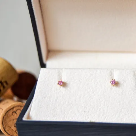 2 x 0,07 ct pink safir solitaireørestikker i 14 karat guld med pink safir 