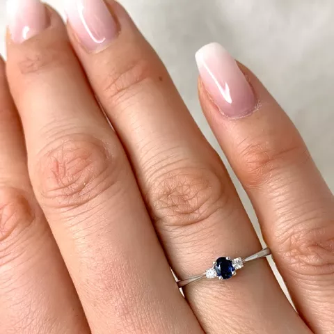 blå safir diamantring i 14 karat hvidguld 0,05 ct 