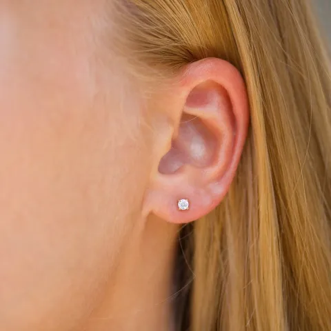 3 mm zirkon ørestikker i 9 karat guld med zirkon