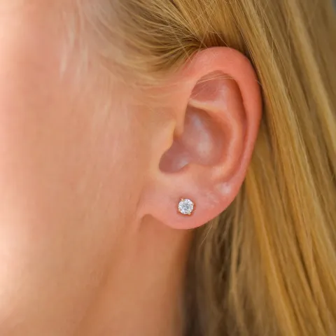 4 mm zirkon ørestikker i 9 karat guld med zirkon