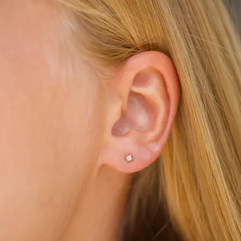 2 mm zirkon ørestikker i 9 karat guld med zirkon