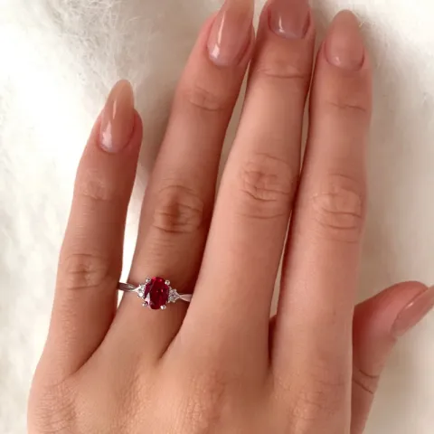 rød ring i 9 karat hvidguld
