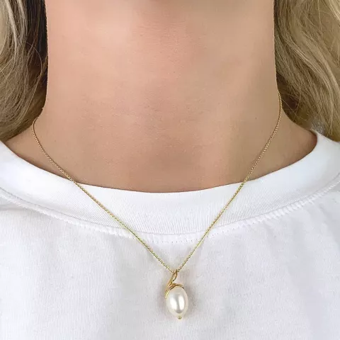 ovalt perle vedhæng i 9 karat guld