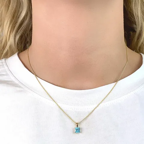 firkantet vedhæng i 8 karat guld