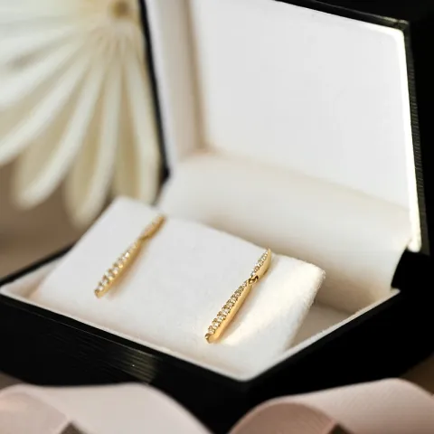 lange diamant øreringe i 14 karat guld med diamant 