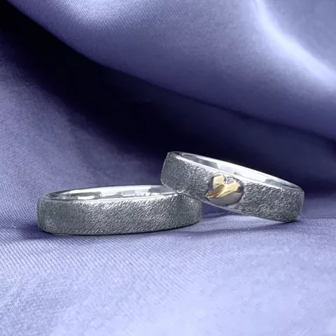 Scrouples vielsesringe i oxideret sølv med guld