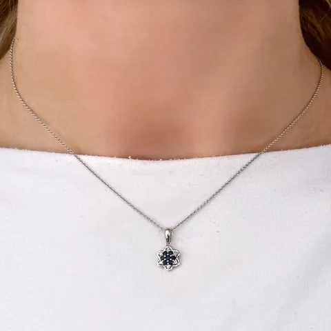 Safir blomstervedhæng i 14 karat hvidguld 0,06 ct