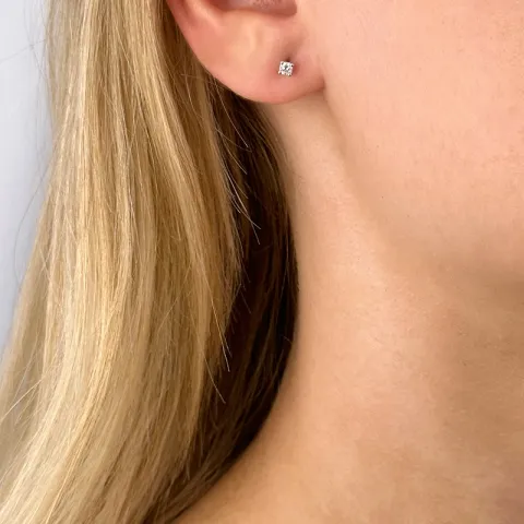 2 x 0,07 ct diamant solitaireørestikker i 14 karat hvidguld med diamant