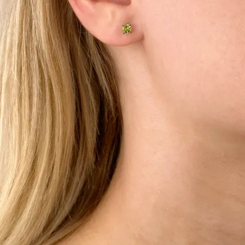 2 x 0,23 ct peridot solitaireørestikker i 14 karat guld med peridot