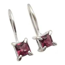 Firkantet granat øreringe i sølv