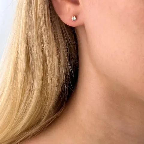 2 x 0,10 ct diamant solitaireørestikker i 14 karat guld med diamant