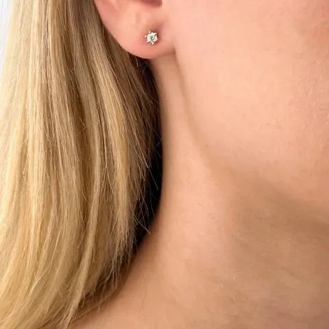 2 x 0,15 ct solitaireørestikker i 14 karat guld med diamant