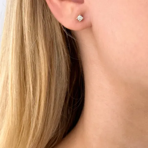 2 x 0,15 ct solitaireørestikker i 14 karat guld med diamant