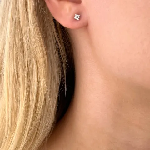 2 x 0,15 ct solitaireørestikker i 14 karat hvidguld med diamant