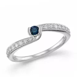 rund blå safir diamantring i 14 karat hvidguld 0,24 ct 