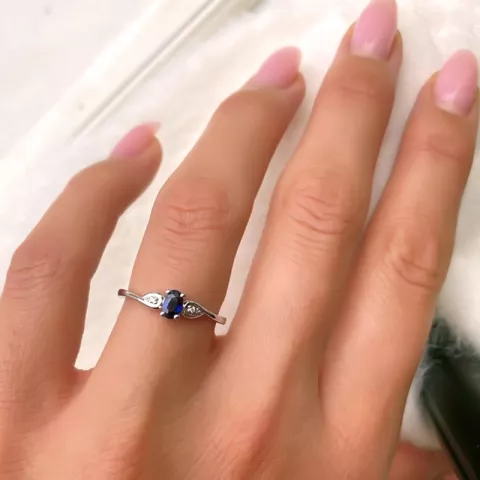 oval blå safir ring i 14 karat hvidguld 0,008 ct 