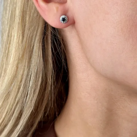 runde blå safir ørestikker i 14 karat hvidguld med diamant og safir