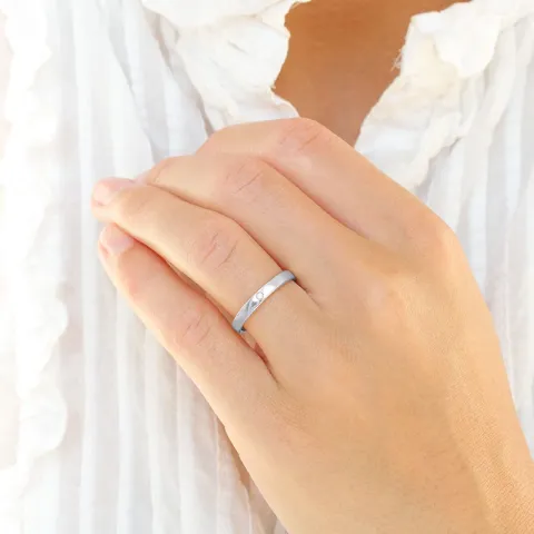 6 og 3 mm vielsesringe i 9 karat hvidguld 0,02 ct - sæt