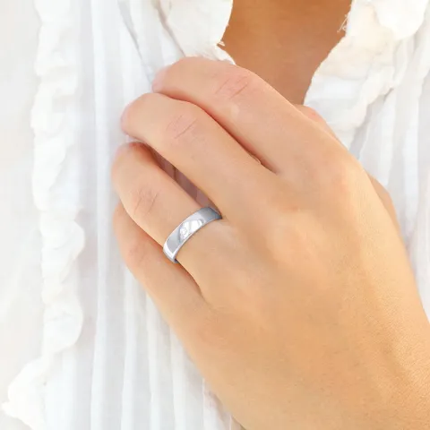 6 og 5 mm vielsesringe i 9 karat hvidguld 0,03 ct - sæt