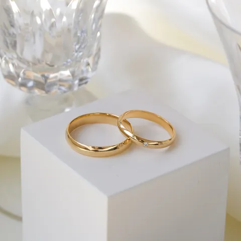 4 og 3 mm vielsesringe i 14 karat guld 0,02 ct - sæt