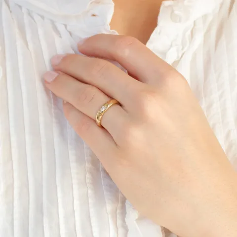 5 og 4 mm vielsesringe i 9 karat guld 0,03 ct - sæt