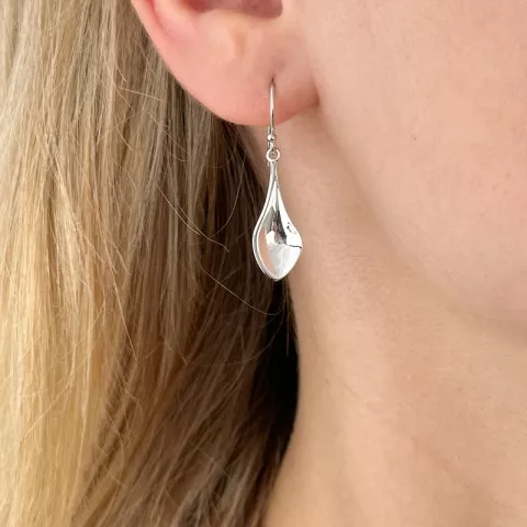 Dråbeformet øreringe i rhodineret sølv