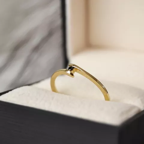 sort diamant ring i 9 karat guld 0,02 ct