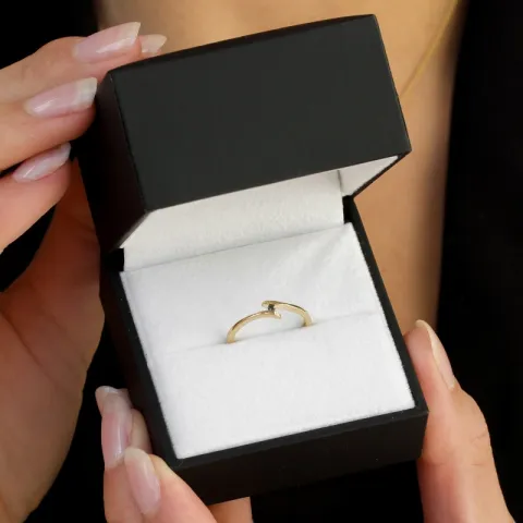 sort diamant ring i 9 karat guld 0,02 ct